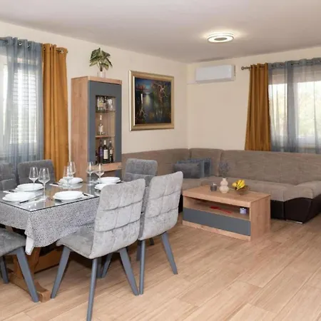 Villa Five Bedroom With Pool