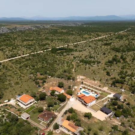 Villa Five Bedroom With Pool *