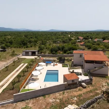 Five Bedroom With Pool