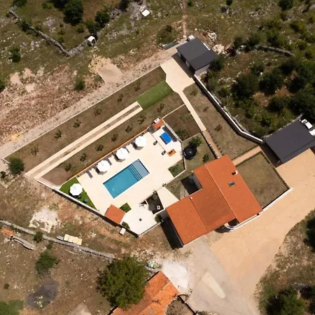 Five Bedroom With Pool