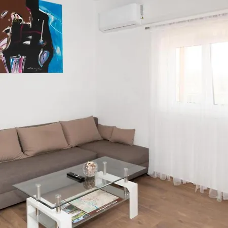 Five Bedroom With Pool *