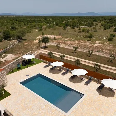 Villa Five Bedroom With Pool *