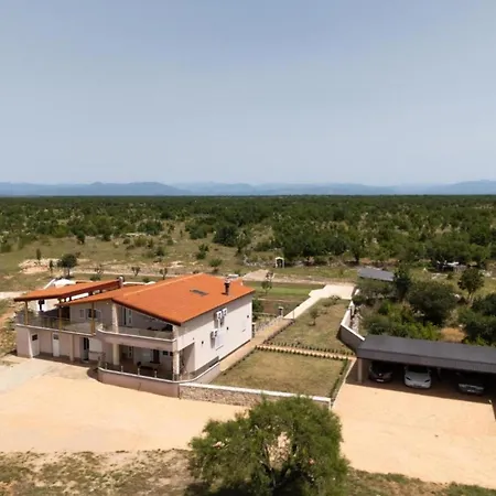 Five Bedroom With Pool *