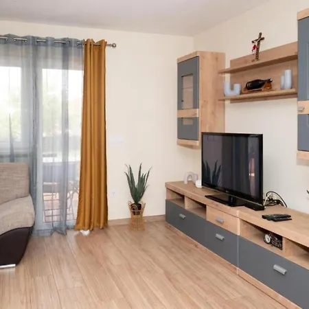 Five Bedroom With Pool *