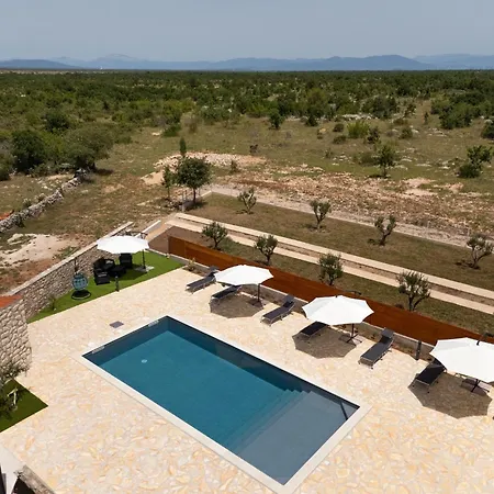 Five Bedroom With Pool *