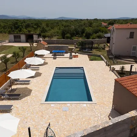 Five Bedroom With Pool
