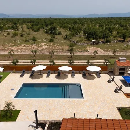 Five Bedroom With Pool Villa *