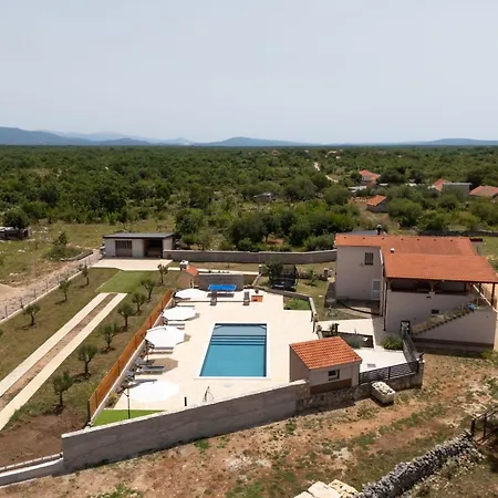 Five Bedroom With Pool
