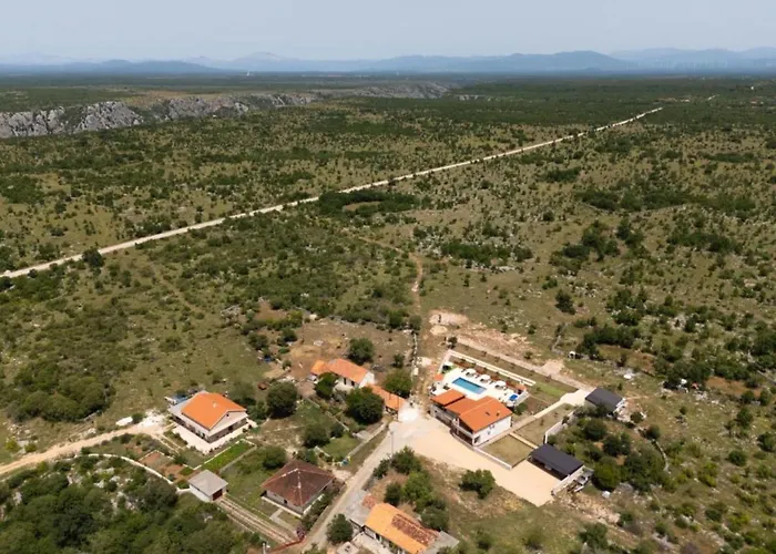 Villa Five Bedroom With Pool *