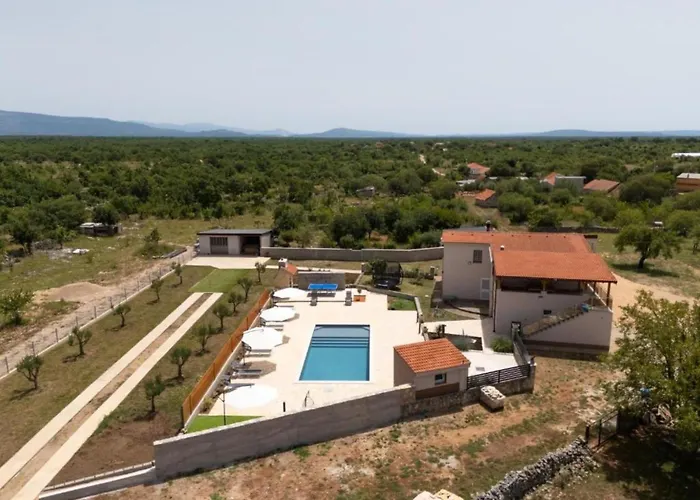 Five Bedroom With Pool