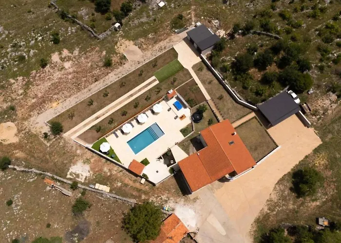 Five Bedroom With Pool