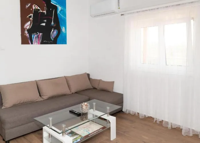 Five Bedroom With Pool *