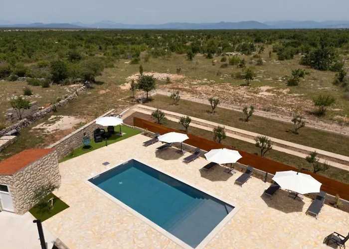 Villa Five Bedroom With Pool *