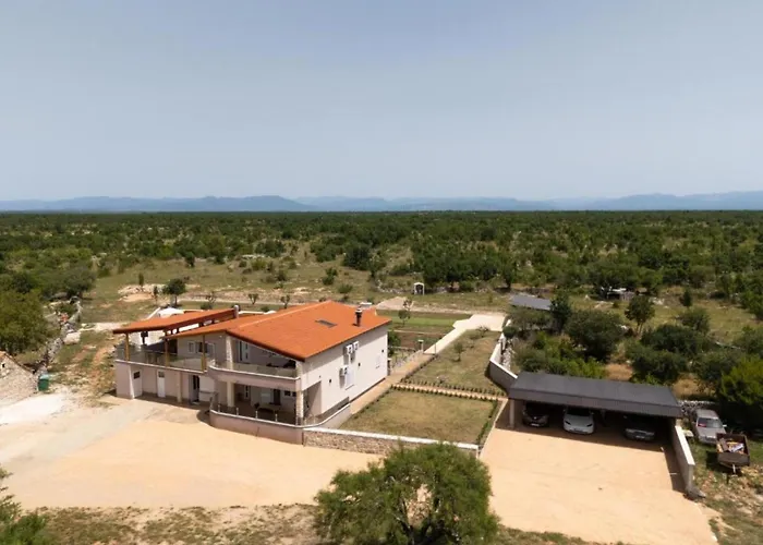 Five Bedroom With Pool *