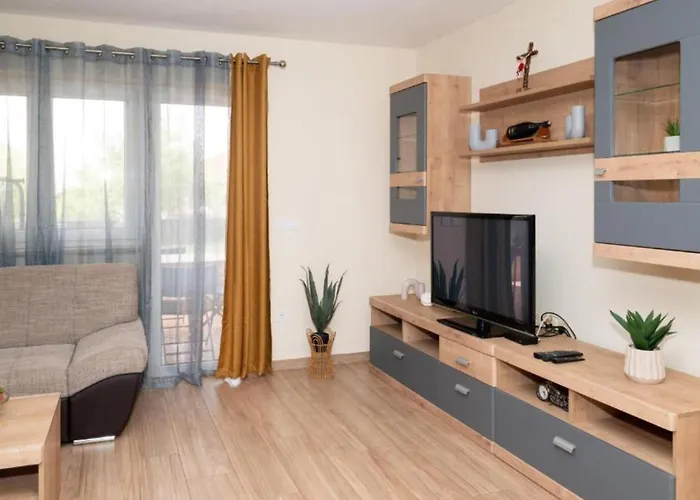 Five Bedroom With Pool *